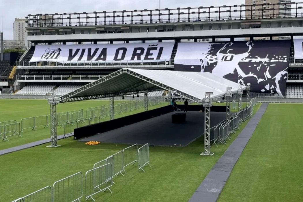 Grande estrutura foi montada para receber o corpo de Pelé