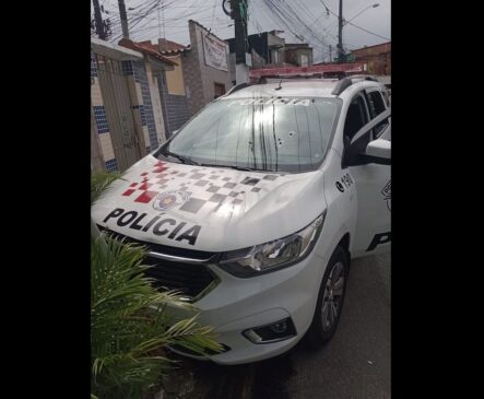 Viatura foi atingida por disparos, mas equipe não ficou ferida