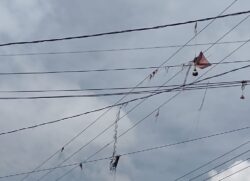 É importante não tentar resgatar uma pipa enroscada na rede elétrica
