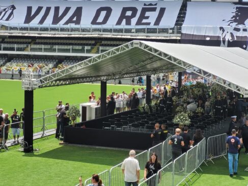 O corpo do ex-jogador, morto na última quinta-feira (29), chegou ao estádio que o projetou ao futebol às 4h54