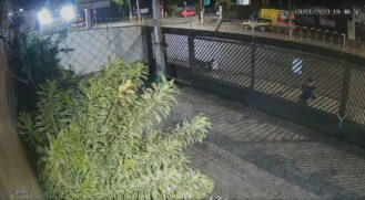 Homem rouba portão em Santos