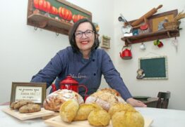 Neia abre as portas de sua casa para mostrar os vários tipos de pães e cookies que produz