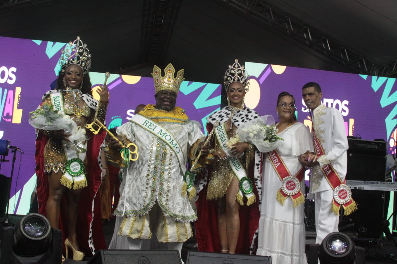 O evento arrastou uma multidão e teve mais de nove horas de samba