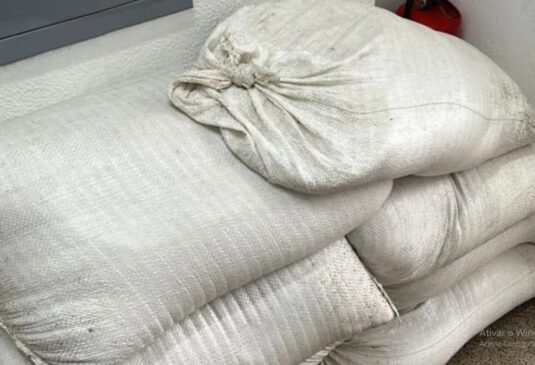 Sete sacos de açúcar, contendo cada um 60kg foram encontrados