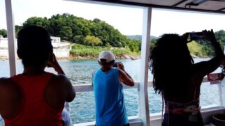 A atividade foi oferecida de maneira gratuita pela empresa que gerencia o barco Mestre dos Mares, em parceria com o serviço social da Prefeitura.