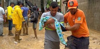 Moradores são socorridos após tragédia no município