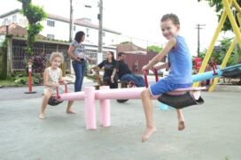 Praça conta agora com um parquinho