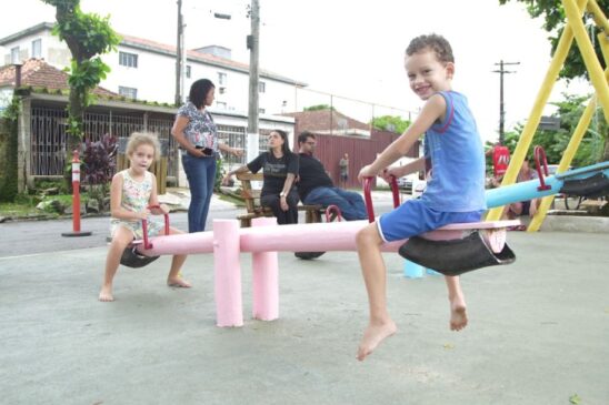 Praça conta agora com um parquinho