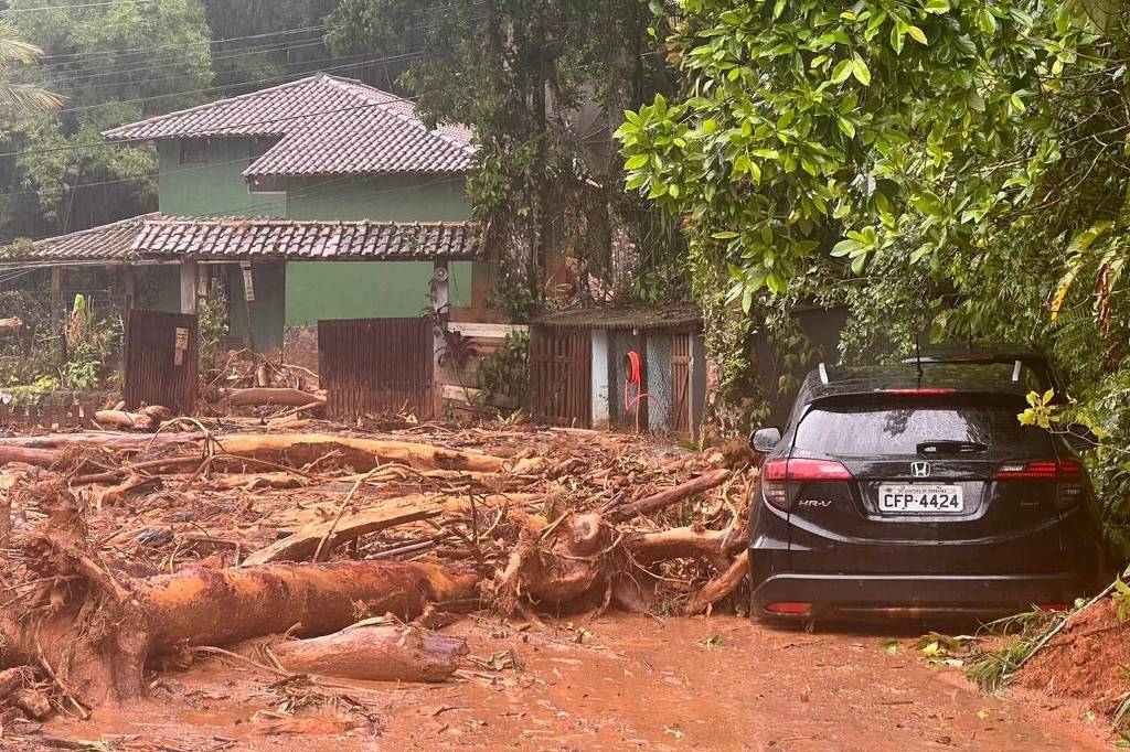 Lama e galhos tomam conta de condomínio na praia Preta, em São Sebastião