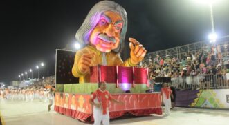 2&ordm; dia de desfiles em Santos lotou a arquibancada