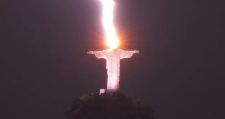 Raio atinge Cristo Redentor no começo da noite de sexta, 10 de fevereiro de 2023