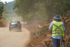Operário trabalha em trecho da Rio-Santos na altura de Boiçucanga, em São Sebastião