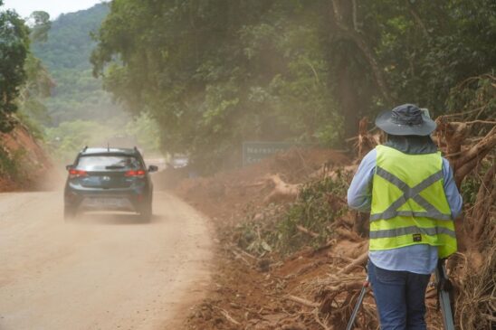 Operário trabalha em trecho da Rio-Santos na altura de Boiçucanga, em São Sebastião