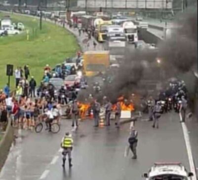 Moradores da Vila dos Pescadores bloqueiam a Rodovia Anchieta