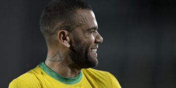 Daniel Alves enquanto defendia a seleção brasileira