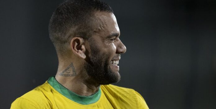 Daniel Alves enquanto defendia a seleção brasileira