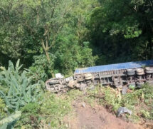 Carreta despencou após colisão na Via Anchieta