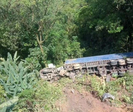 Carreta despencou após colisão na Via Anchieta