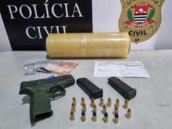 A equipe achou uma arma após se dirigir ao imóvel situado na Rua Santa Helena, para cumprimento de mandado de busca e apreensão