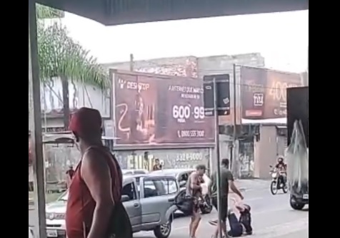 O criminoso portava uma arma de brinquedo e chegou a ser agredido