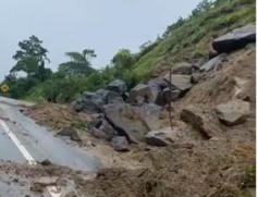 Rodovia Rio-Santos, no morro da Petrobras, ficou com um lado interditado devido o deslizamento de terra