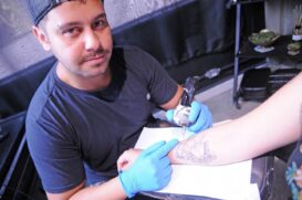 Caíque Viana, de 28 anos, já trabalha com tatuagens há mais de cinco anos, este ano, decidiu inovar e construir o seu próprio ateliê com a marca 'Vianna Tattoo', no bairro Vila São Paulo, em Itanhaém