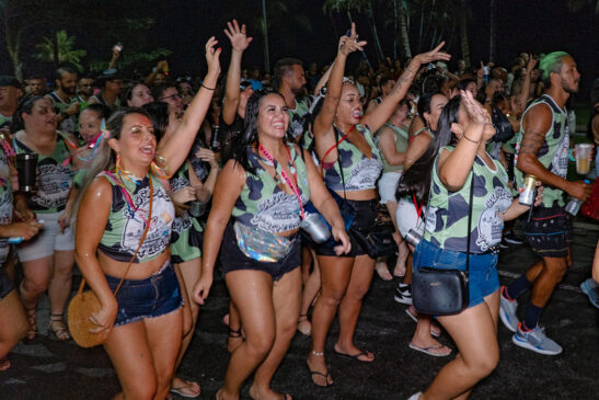 Primeira noite contou com o desfile do "Bloco dos Vaquinha", que agitou o público pela Avenida Tomé de Souza