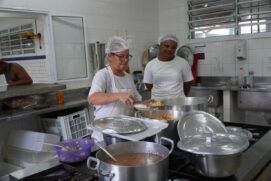 Além da alimentação, foram disponibilizados diversos serviços, como cadastro para emissão de documentos