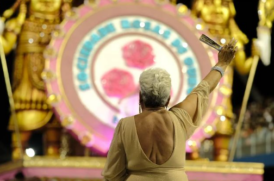 Rosas de Ouro fez um forte desfile crítico contra racismo e desigualdade negra