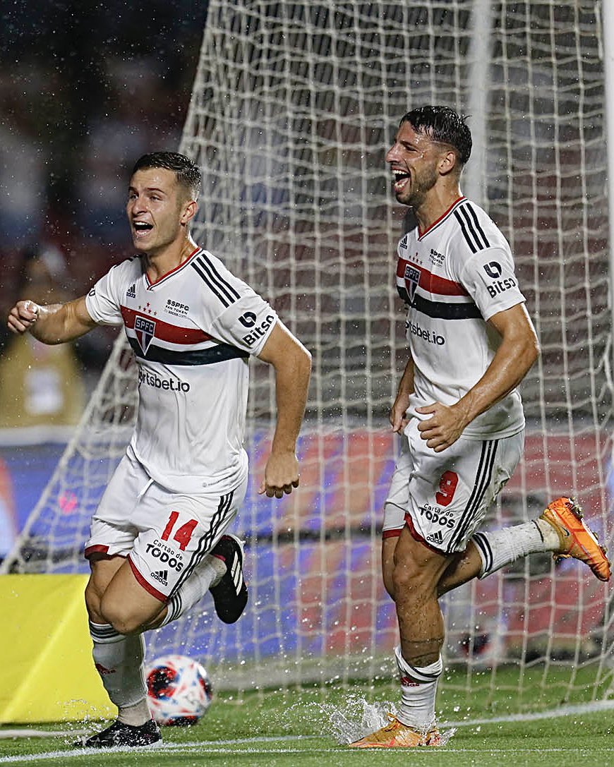 O São Paulo se adaptou melhor ao campo encharcado e venceu o Santos por 3 a 1 neste domingo