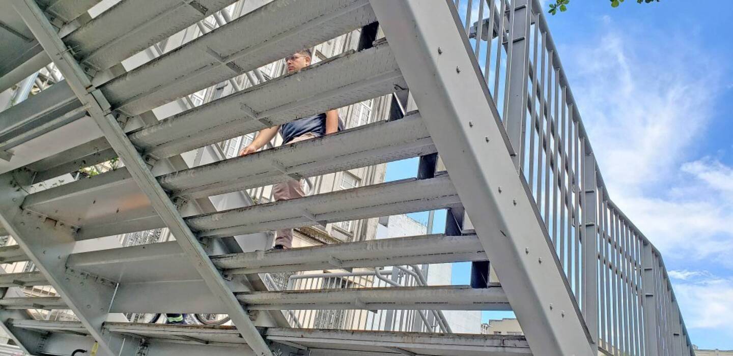 Escadarias da passarela não possuem espelho, parte vertical que une os pisos dos degraus