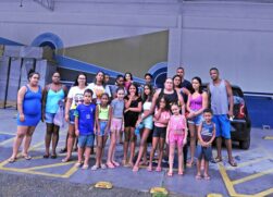 Mães e pais fizeram questão de acionar a Reportagem em frente ao galpão que, segundo contam, não tem condições de abrigar uma escola