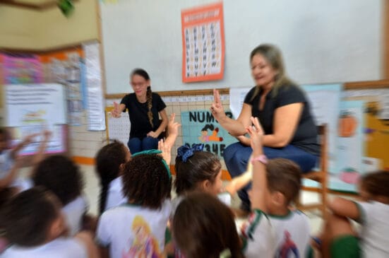 Além dessa novidade, os alunos da educação básica obrigatória terão acesso a tablets e telas interativas