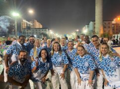 Equipe do Grupo Mendes, presente no desfile da Escola de Samba Unidos dos Morros, no Carnaval de Santos