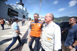 Atlântico, navio-aeródromo multipropósito da Marinha, está ancorado no cais de São Sebastião (SP)