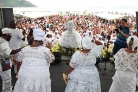 Devotos da Rainha do Mar lotam trechos da Ponta da Praia