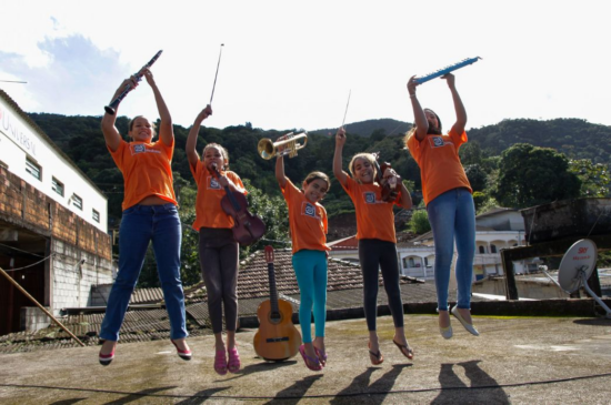Na sede do Programa Cubatão Sinfonia, na Cota 200, há vagas para aulas de dança, flauta, musicalização infantil, saxofone, violão e percussão
