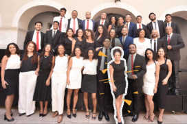 A jovem de 27 anos, em destaque, ao lado dos colegas, no dia de um dos eventos de formatura da turma 191