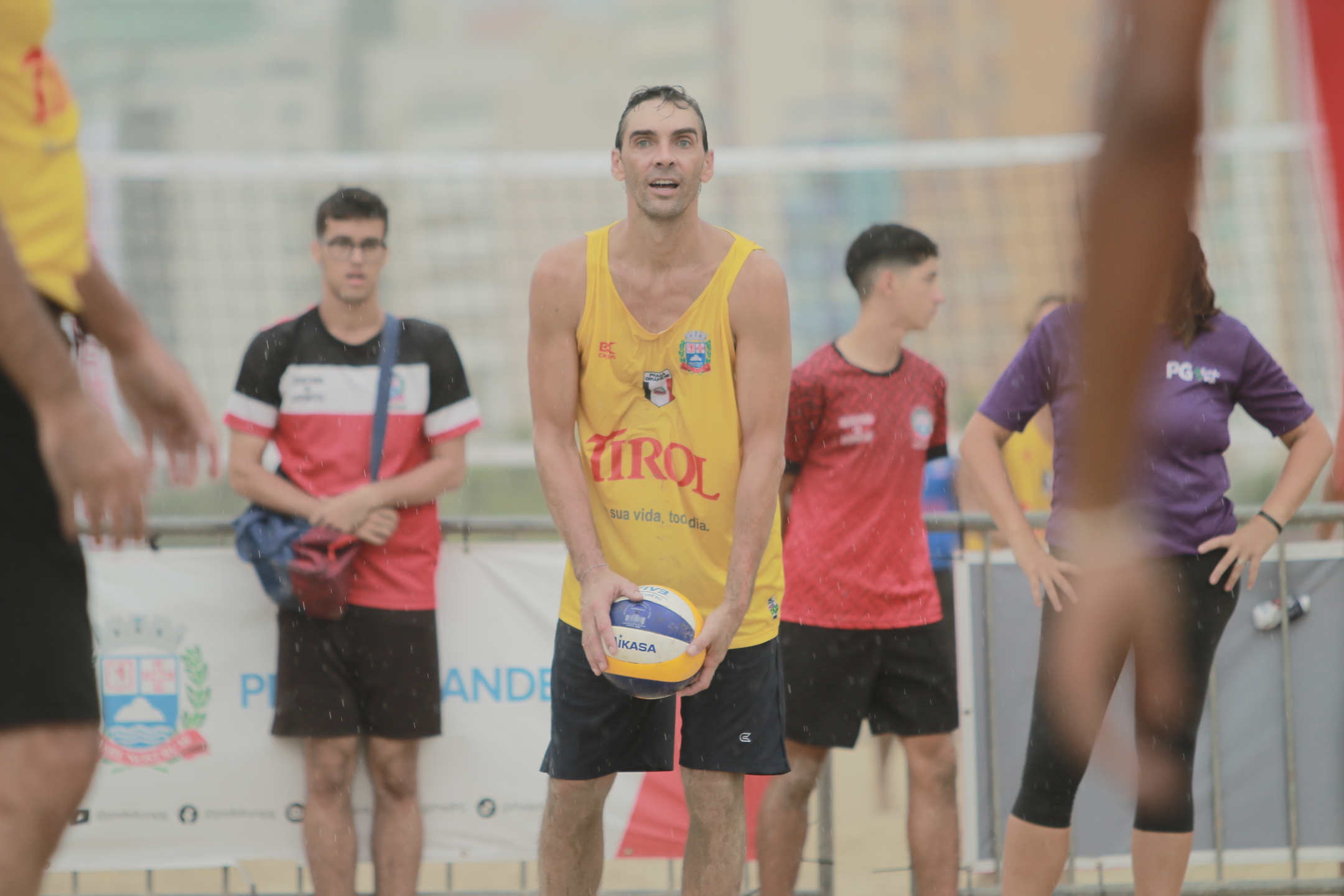 Giba, Dante, Serginho e Rodrigão, fizeram a alegria do público que lotou a arquibancada da Arena Esportiva da Estação Verão, na praia da Guilhermina