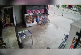Suspeito pegou um espeto inteiro com frangos e fugiu de bicicleta