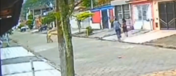 Ato foi registrado por câmeras de segurança da rua