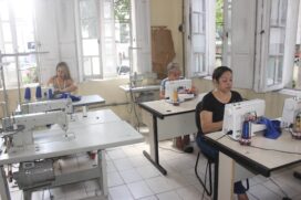 Voluntárias do Fundo Social de Solidariedade de Santos preparam fantasias do Carnabonde