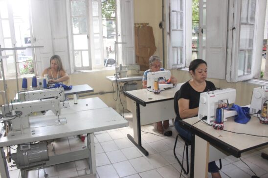 Voluntárias do Fundo Social de Solidariedade de Santos preparam fantasias do Carnabonde