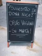 Placa de restaurante que causou polêmica em Santos