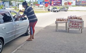 Júnior e Giovana trabalham todos os dias, das 7 às 18h30, para vender os pães em Peruíbe