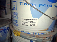 São tintas, solventes e tachos de sinalização de trânsito que, segundo o Sindicato acredita, foram comprados demasiadamente