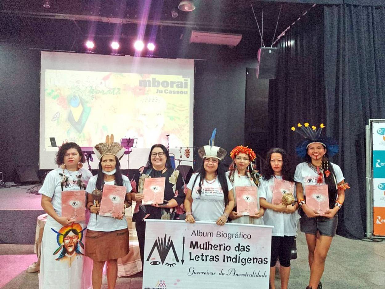Vanessa Ratton (terceira da esquerda para direita), ladeada por mulheres indígenas escritoras que fazem parte do Mulherio das Letras