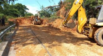 Ao todo foram enviados para São Sebastião sete caminhões basculantes, quatro retroescavadeiras e uma escavadeira, além de dois fiscais de obras