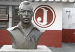 Busto de Pelé no estádio do Juventus, na Mooca