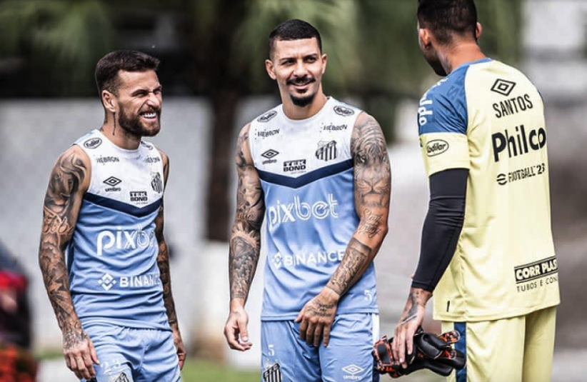 Segundo o clube, o novo uniforme terá camisa branca e listrada